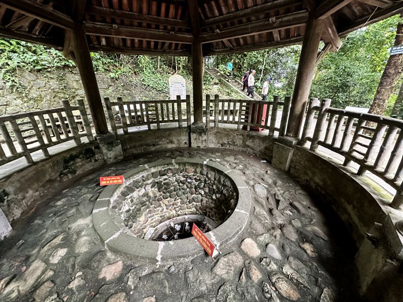 CỔNG CHÍNH DẪN VÀO KHU VỰC ĐỀN THỜ