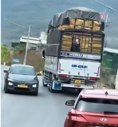 Từ clip phản &aacute;nh của người d&acirc;n, xe tải chở h&agrave;ng qu&aacute; chiều cao bị xử phạt- Ảnh 1.