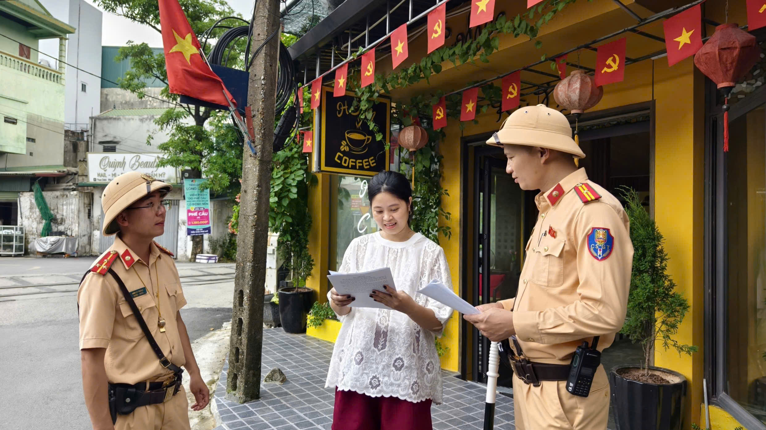 H&agrave; Nội: R&agrave;o k&iacute;n 6 lối đi tự mở tr&ecirc;n tuyến đường sắt Bắc - Nam, bảo đảm an to&agrave;n chạy t&agrave;u - Ảnh 1.