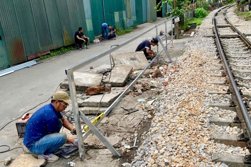 H&agrave; Nội: R&agrave;o k&iacute;n 6 lối đi tự mở tr&ecirc;n tuyến đường sắt Bắc - Nam, bảo đảm an to&agrave;n chạy t&agrave;u - Ảnh 2.