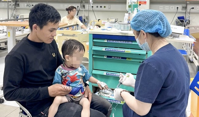 Vượt hơn 300km gi&agrave;nh sự sống cho b&eacute; trai c&oacute; tr&aacute;i tim ph&igrave;nh to chiếm 2/3 lồng ngực - Ảnh 1.