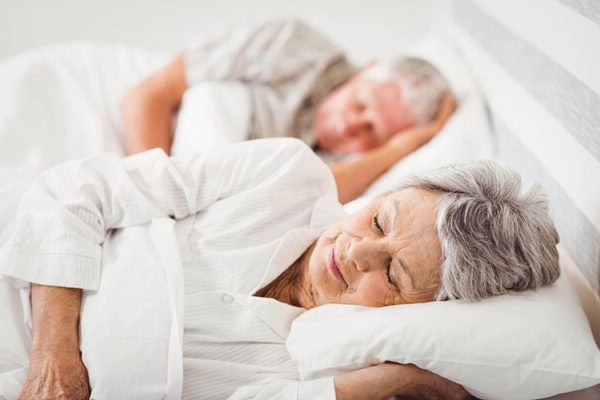 C&aacute;ch giảm đau khớp ở người lớn tuổi khi giao m&ugrave;a- Ảnh 2.