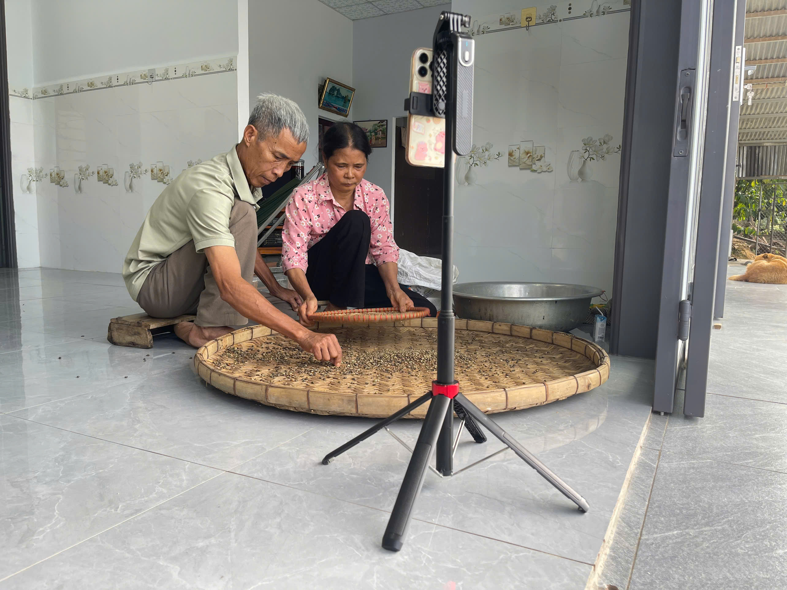 Khi “tuổi bạc” khởi nghiệp trên mạng xã hội - Ảnh 2.