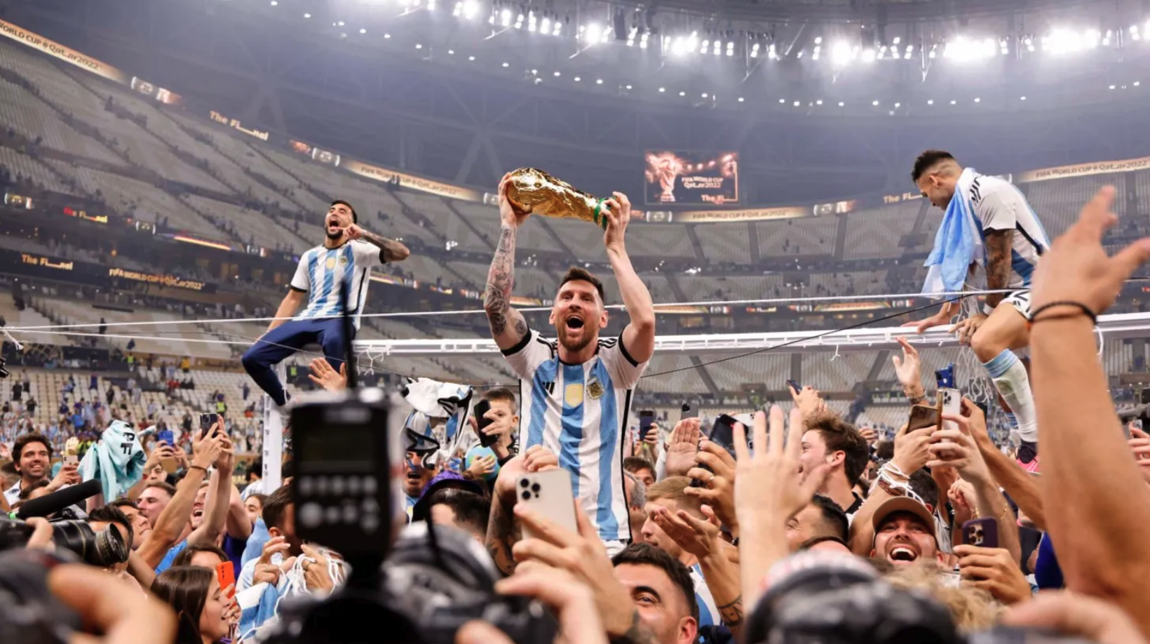 Người cha chấp nhận bỏ lỡ đám cưới con trai vì World Cup- Ảnh 1. Người cha chấp nhận bỏ lỡ đám cưới con trai vì World Cup- Ảnh 1.