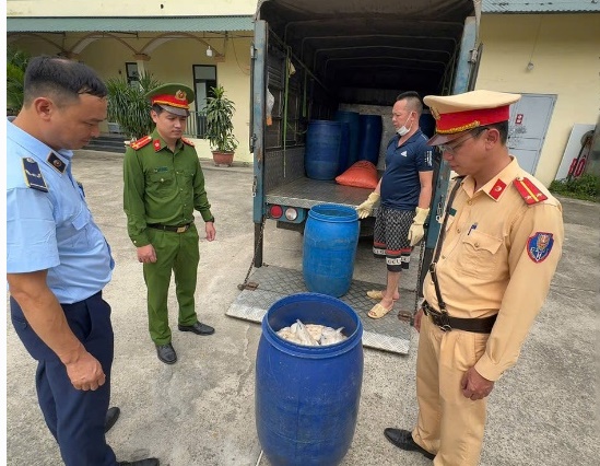 Phát hiện hơn 1 tấn lòng lợn bốc mùi trên đường đi tiêu thụ - Ảnh 1.