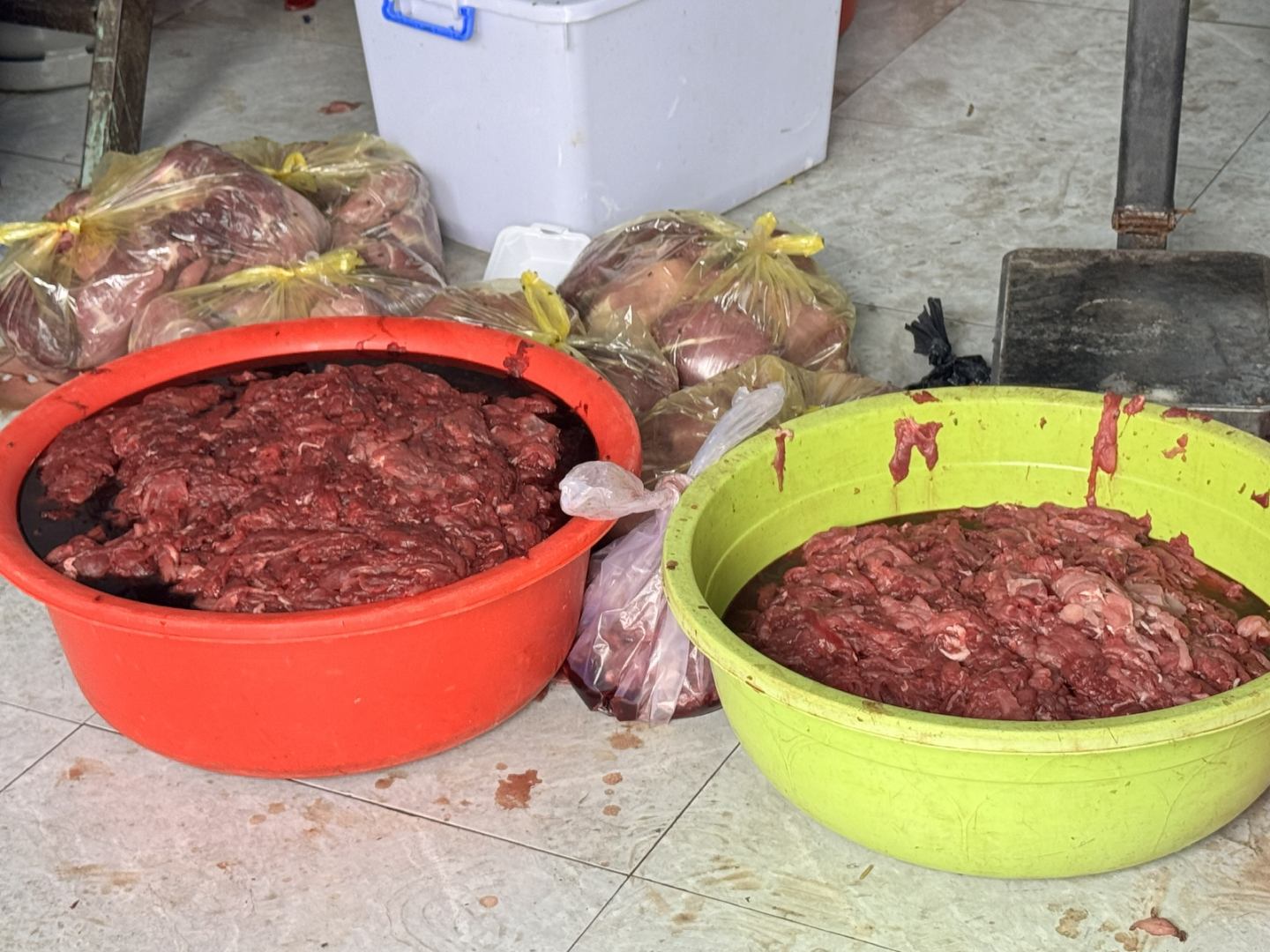 Phát hiện hơn 65 tấn thịt bò giả, thịt ngâm hóa chất đã bán ra thị trường- Ảnh 3. Phát hiện hơn 65 tấn thịt bò giả, thịt ngâm hóa chất đã bán ra thị trường- Ảnh 3.