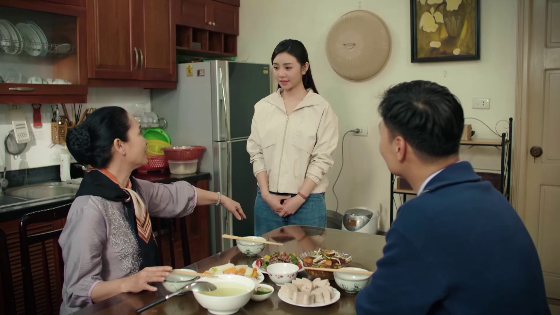 Bước chân vào đời - Tập 34: Cô Giang bị chồng đánh tím mặt, Minh quyết xử đẹp - Ảnh 1.