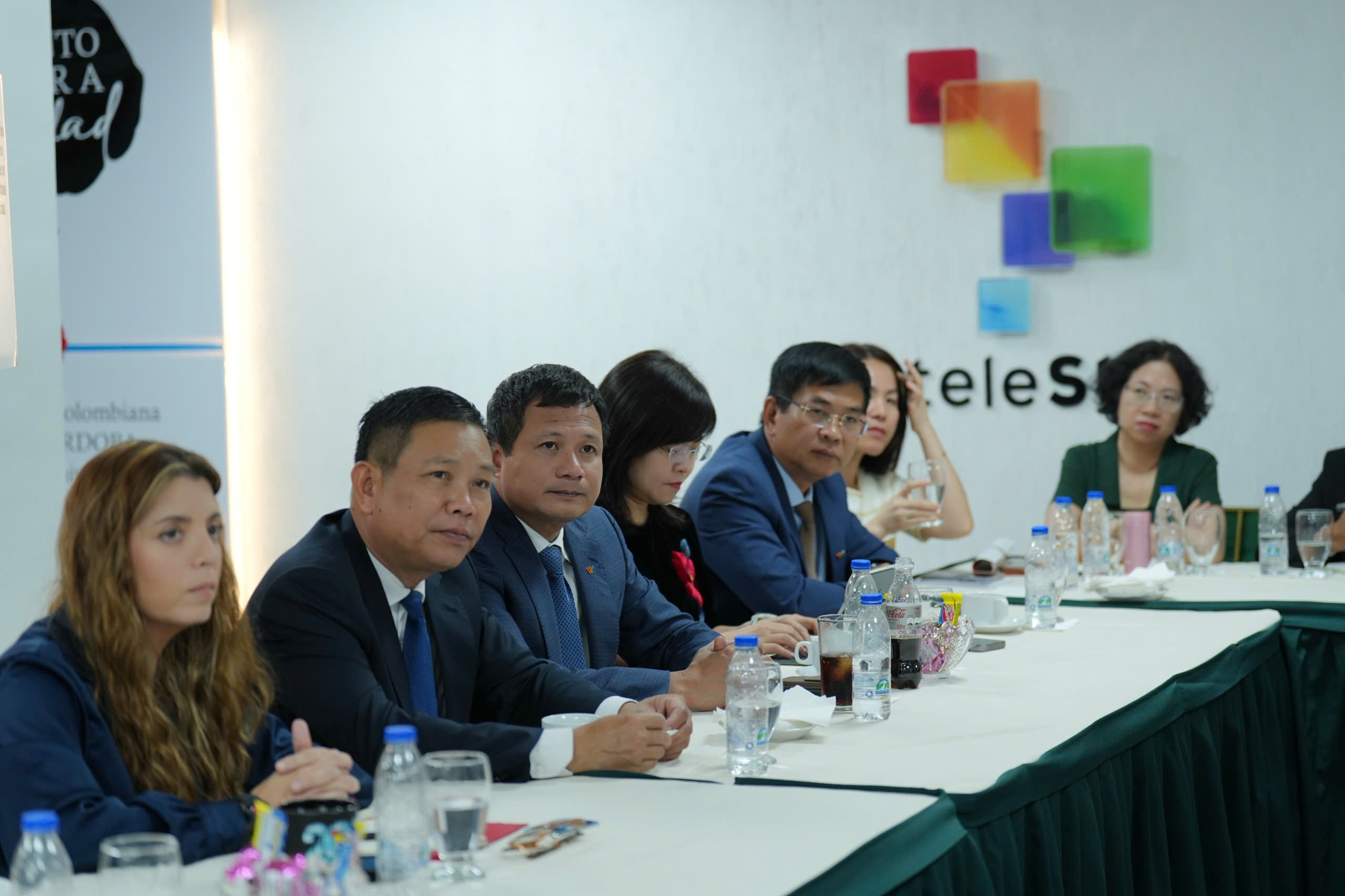 Ban Truyền hình đối ngoại, Đài THVN và Đài Truyền hình Phương Nam (TeleSUR) ký thỏa thuận hợp tác- Ảnh 5. Ban Truyền hình đối ngoại, Đài THVN và Đài Truyền hình Phương Nam (TeleSUR) ký thỏa thuận hợp tác- Ảnh 5.