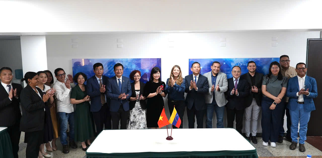 Ban Truyền hình đối ngoại, Đài THVN và Đài Truyền hình Phương Nam (TeleSUR) ký thỏa thuận hợp tác- Ảnh 8. Ban Truyền hình đối ngoại, Đài THVN và Đài Truyền hình Phương Nam (TeleSUR) ký thỏa thuận hợp tác- Ảnh 8.