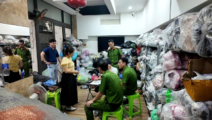 Đột kích nhiều kho hàng giả trị giá hàng tỷ đồng tại Đà Nẵng- Ảnh 1. Đột kích nhiều kho hàng giả trị giá hàng tỷ đồng tại Đà Nẵng- Ảnh 1.