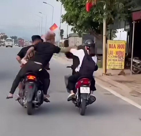 Nh&oacute;m thanh ni&ecirc;n đi xe kh&ocirc;ng biển số, d&ugrave;ng d&eacute;p đ&aacute;nh người đi đường- Ảnh 1.