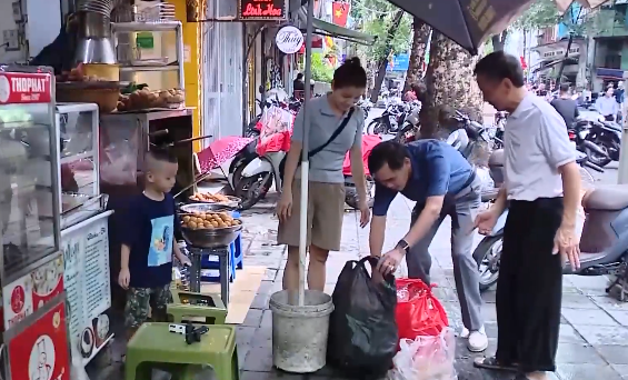 Ph&acirc;n loại r&aacute;c tại nguồn: Quy định đ&atilde; c&oacute;, thực hiện vẫn kh&oacute; - Ảnh 1.