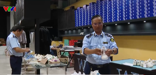 Mạnh tay xử l&yacute; h&agrave;ng giả từ chợ truyền thống đến nền tảng số- Ảnh 1.