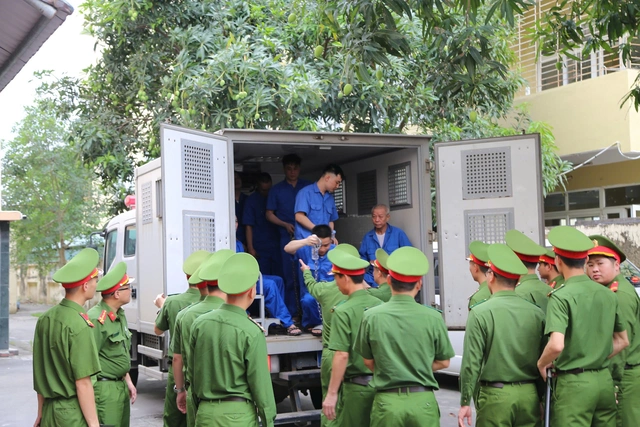 B&ugrave;i Đ&igrave;nh Kh&aacute;nh c&ugrave;ng đồng phạm hầu t&ograve;a trong vụ &aacute;n ma t&uacute;y, nổ s&uacute;ng khiến c&aacute;n bộ c&ocirc;ng an hy sinh- Ảnh 1.