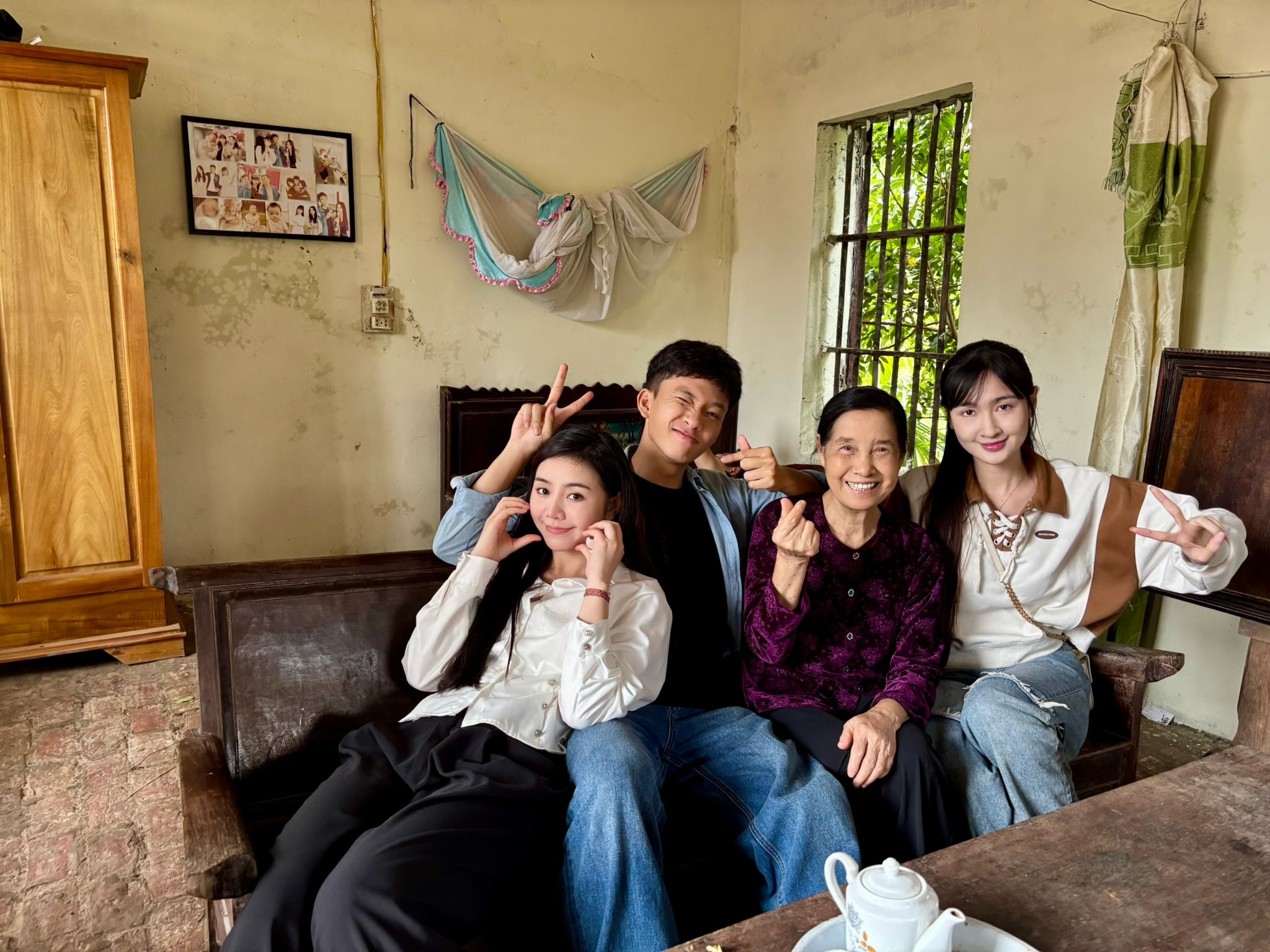 Bước ch&acirc;n v&agrave;o đời: D&agrave;n diễn vi&ecirc;n 'xả ảnh' kết phim, hai so&aacute;i ca g&acirc;y sốt- Ảnh 6.