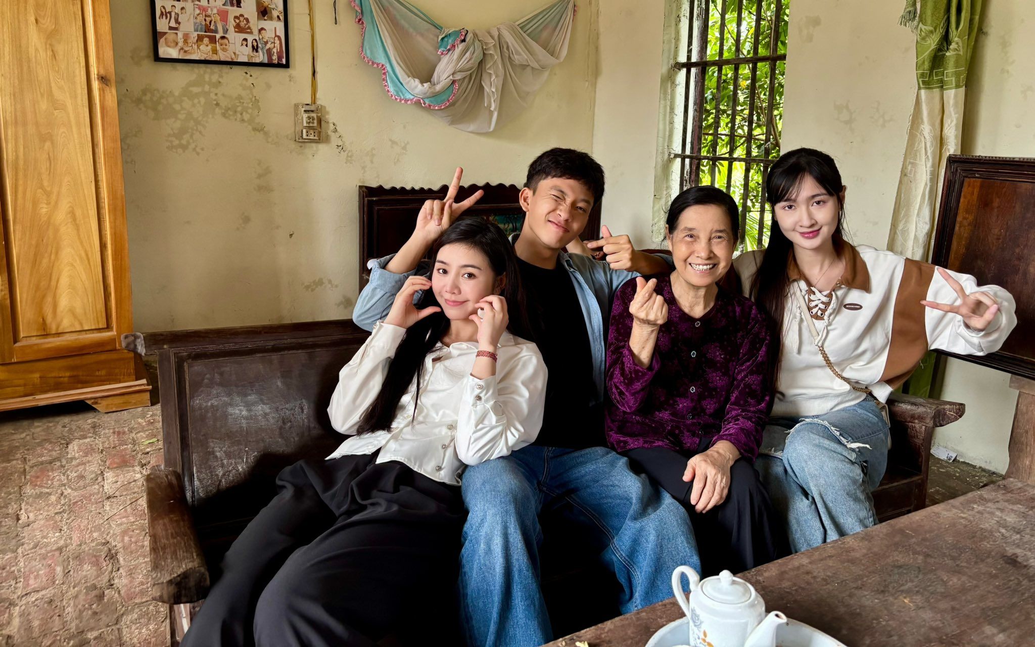 Bước chân vào đời: Khoảnh khắc 'sưởi ấm tập cuối' của 4 bà cháu Thương- Ảnh 16. Bước chân vào đời: Khoảnh khắc 'sưởi ấm tập cuối' của 4 bà cháu Thương- Ảnh 16.