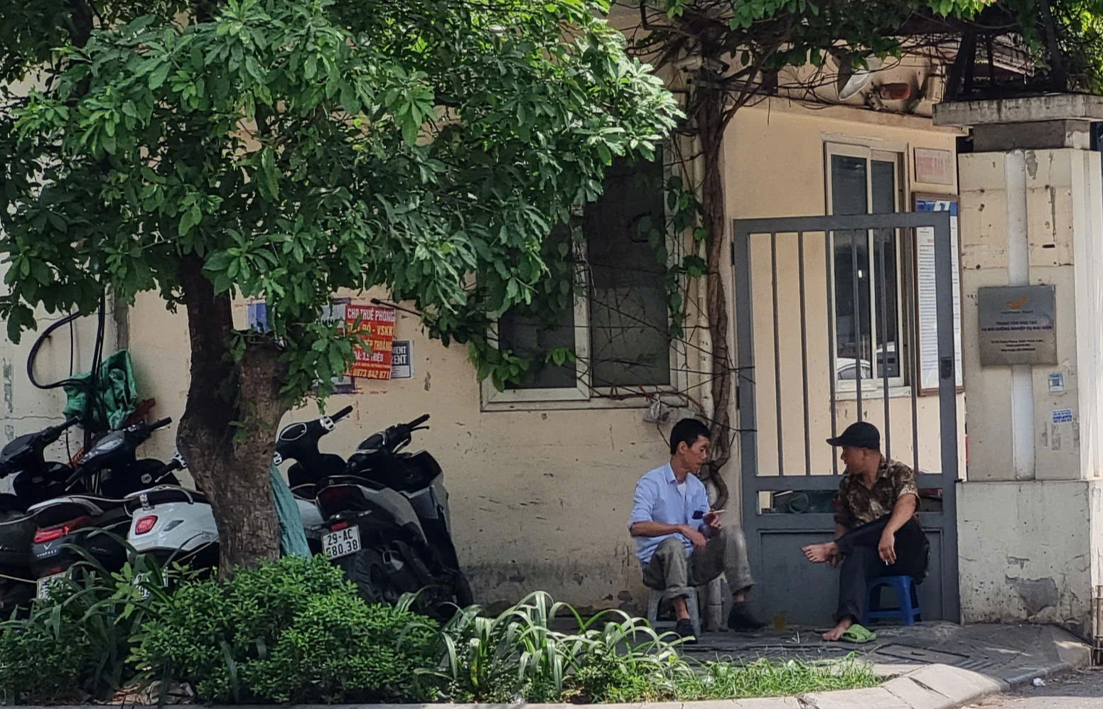 Hà Nội hầm hập nắng nóng đầu mùa, người dân "vật lộn" dưới nền nhiệt 37°C - Ảnh 6.