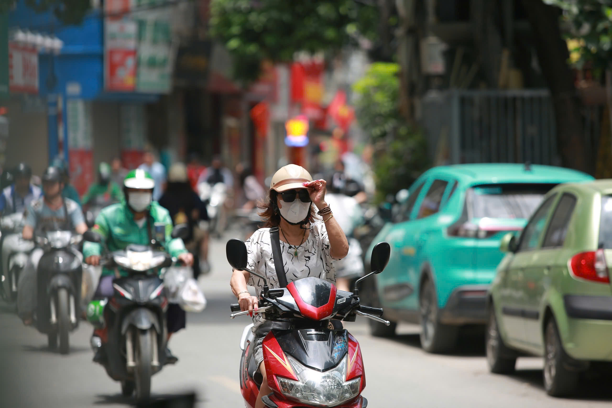 Hà Nội hầm hập nắng nóng đầu mùa, người dân "vật lộn" dưới nền nhiệt 37°C - Ảnh 8.