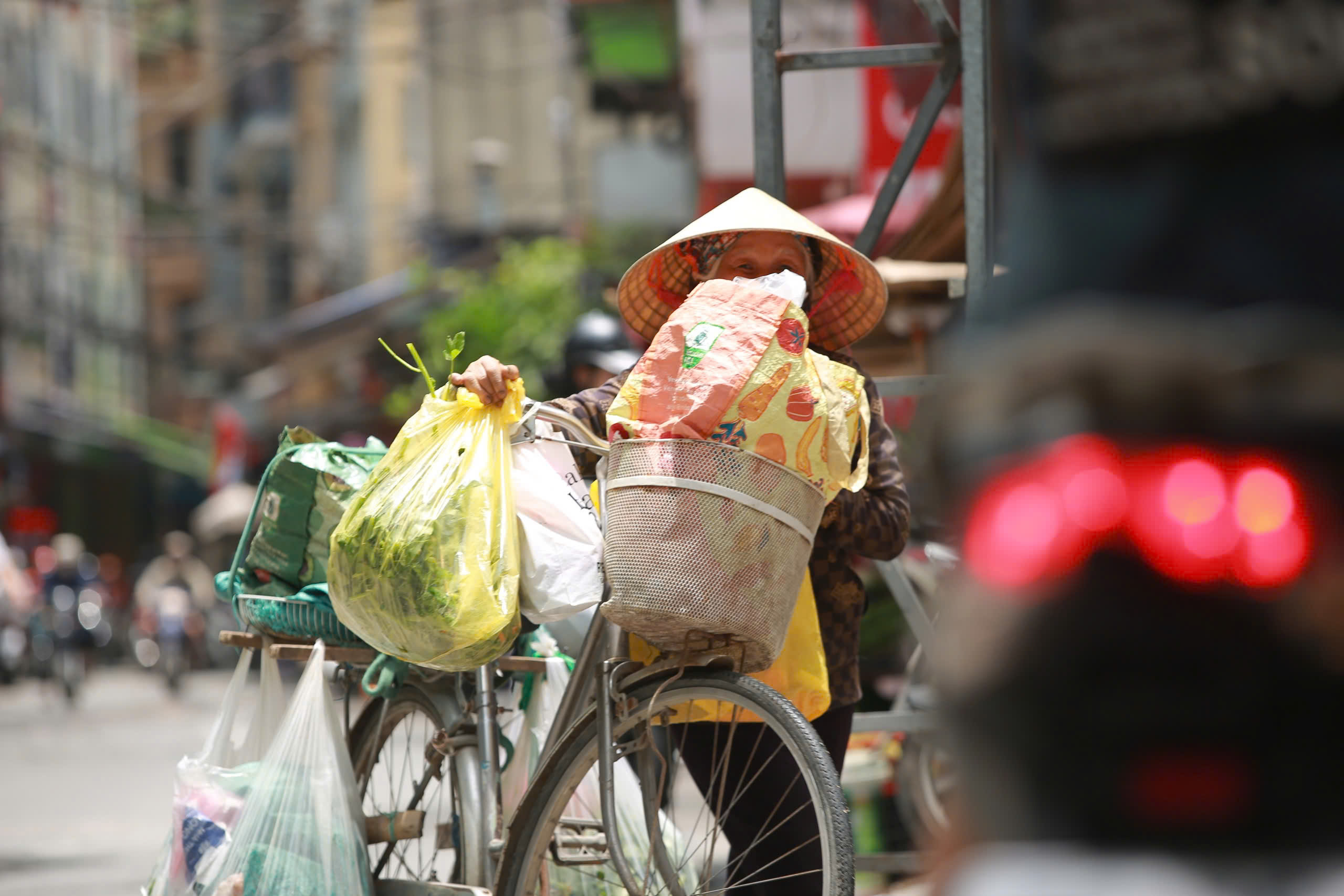 Hà Nội hầm hập nắng nóng đầu mùa, người dân "vật lộn" dưới nền nhiệt 37°C - Ảnh 5.