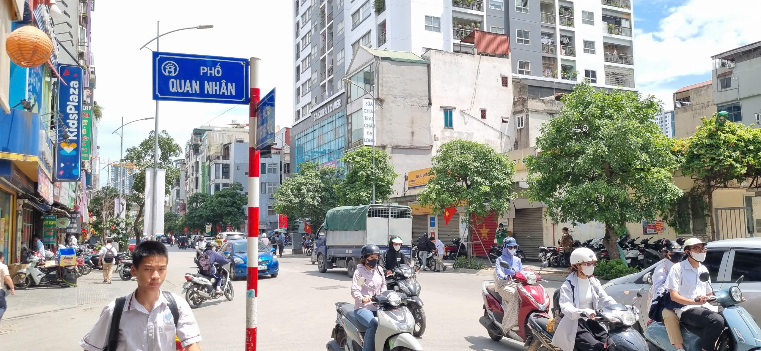 Hà Nội hầm hập nắng nóng đầu mùa, người dân "vật lộn" dưới nền nhiệt 37°C - Ảnh 1.