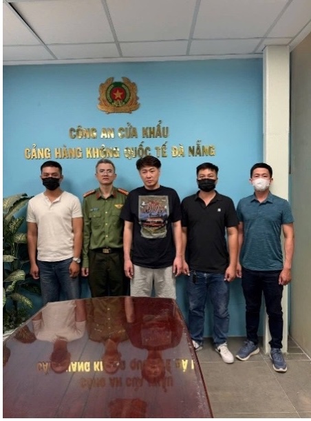 Đà Nẵng: Liên tiếp phát hiện và xử lí du khách người nước ngoài vi phạm pháp luật - Ảnh 3.