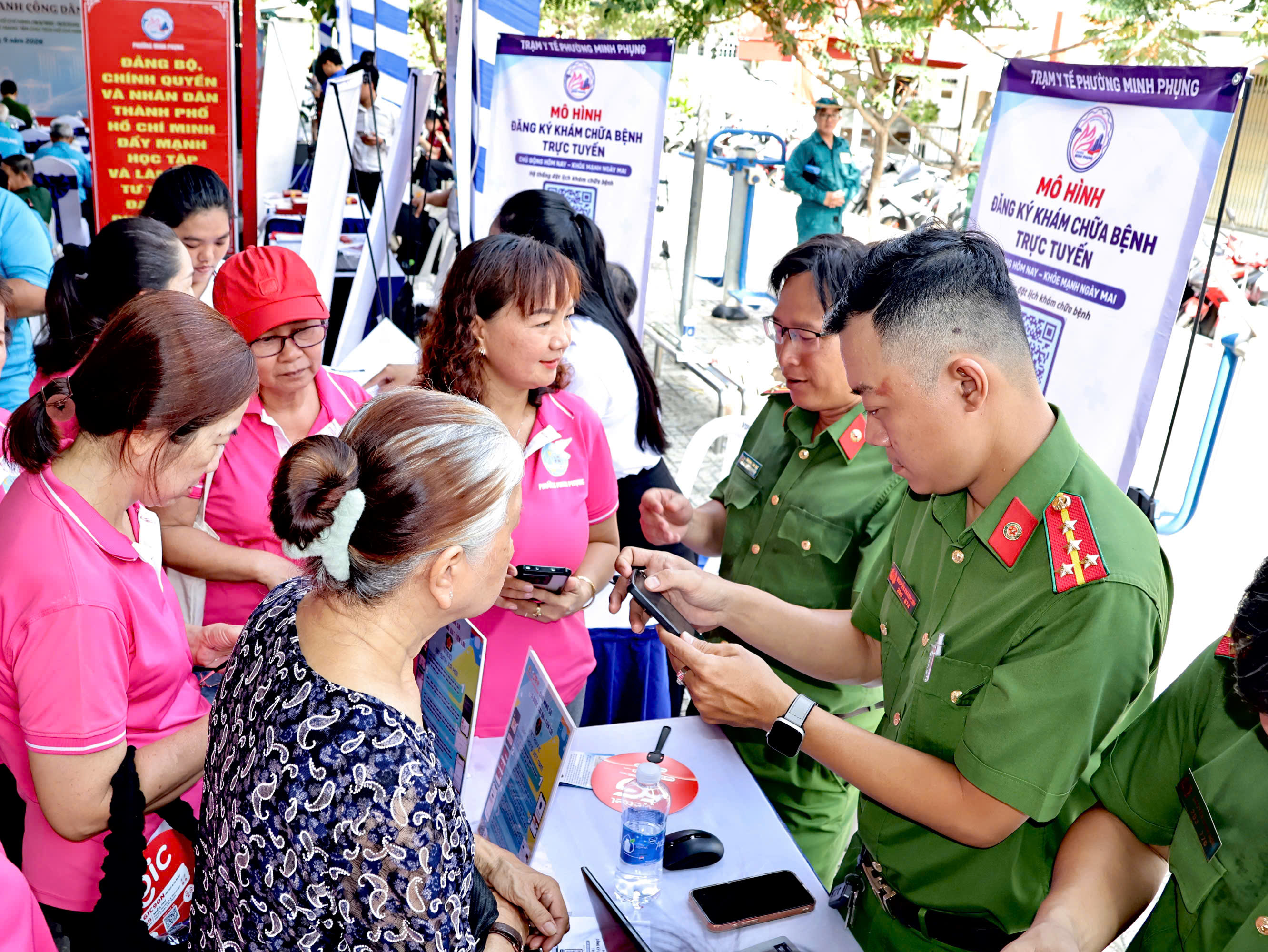 "Kh&ocirc;ng ai bị bỏ lại ph&iacute;a sau" trong h&agrave;nh tr&igrave;nh chuyển đổi số - Ảnh 5.