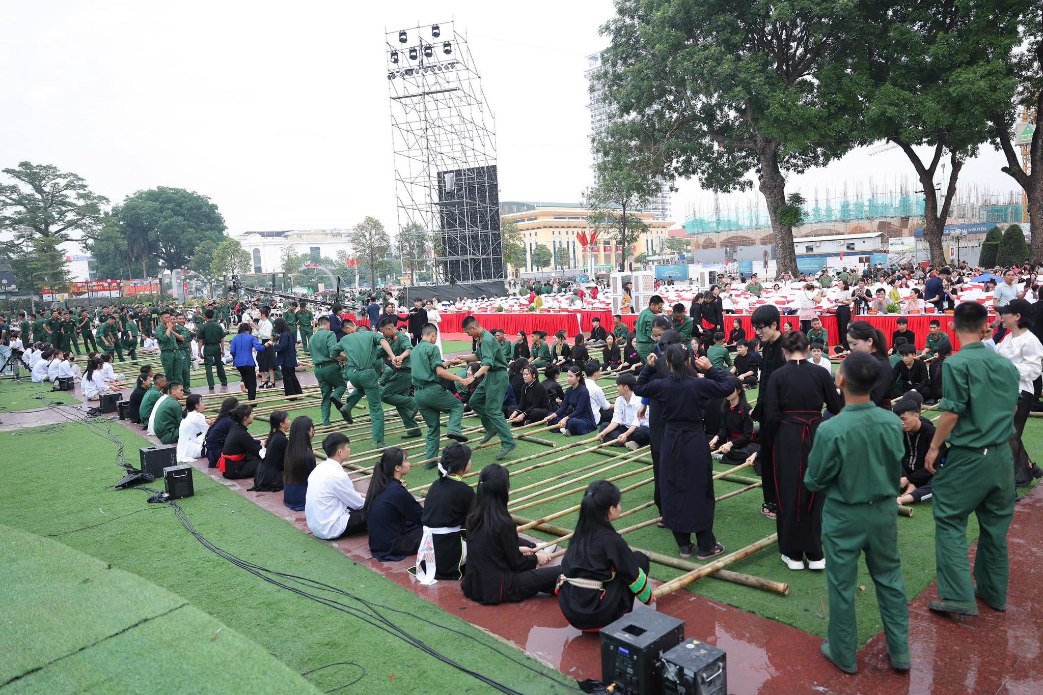 Thái Nguyên xác lập Kỷ lục Việt Nam với màn trình diễn nhảy sạp có số lượng đôi sạp lớn nhất- Ảnh 4. Thái Nguyên xác lập Kỷ lục Việt Nam với màn trình diễn nhảy sạp có số lượng đôi sạp lớn nhất- Ảnh 4.