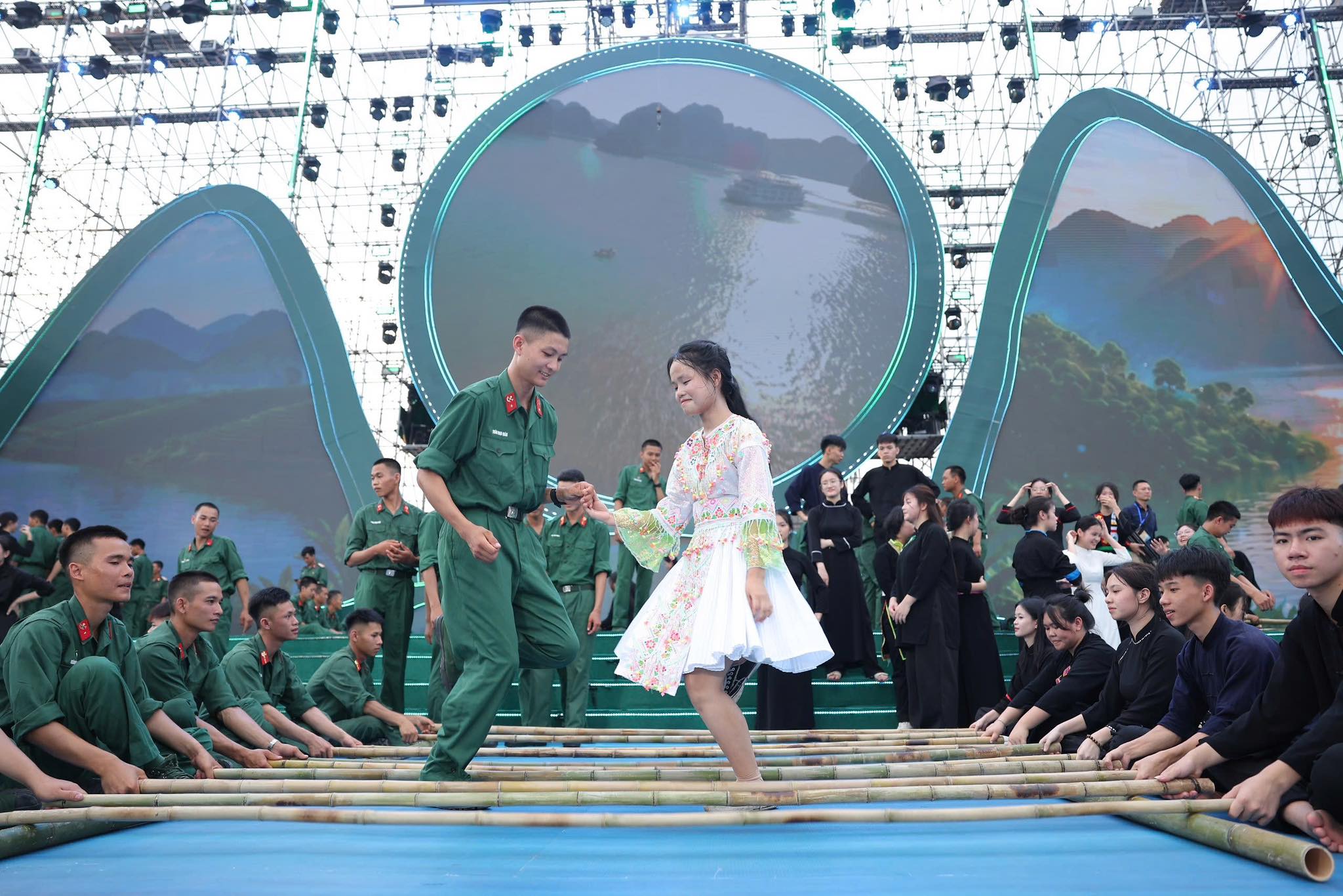 Thái Nguyên xác lập Kỷ lục Việt Nam với màn trình diễn nhảy sạp có số lượng đôi sạp lớn nhất- Ảnh 1. Thái Nguyên xác lập Kỷ lục Việt Nam với màn trình diễn nhảy sạp có số lượng đôi sạp lớn nhất- Ảnh 1.