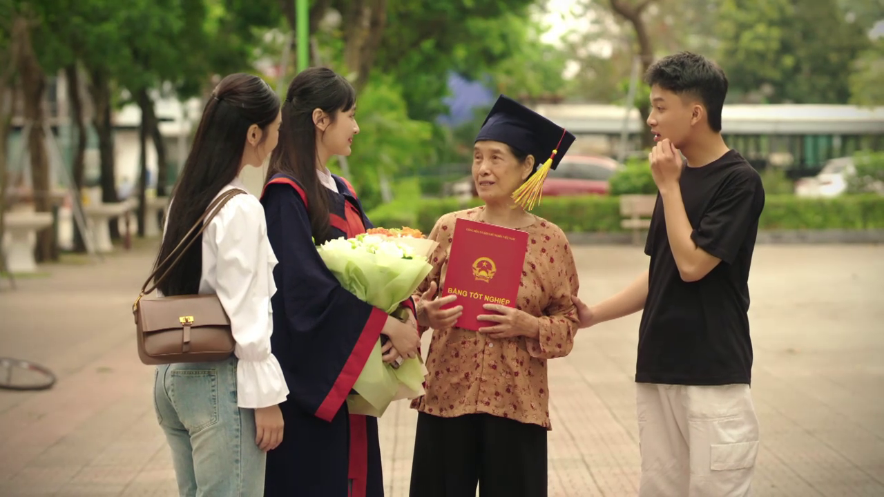 Bước chân vào đời: Khoảnh khắc 'sưởi ấm tập cuối' của 4 bà cháu Thương- Ảnh 9. Bước chân vào đời: Khoảnh khắc 'sưởi ấm tập cuối' của 4 bà cháu Thương- Ảnh 9.