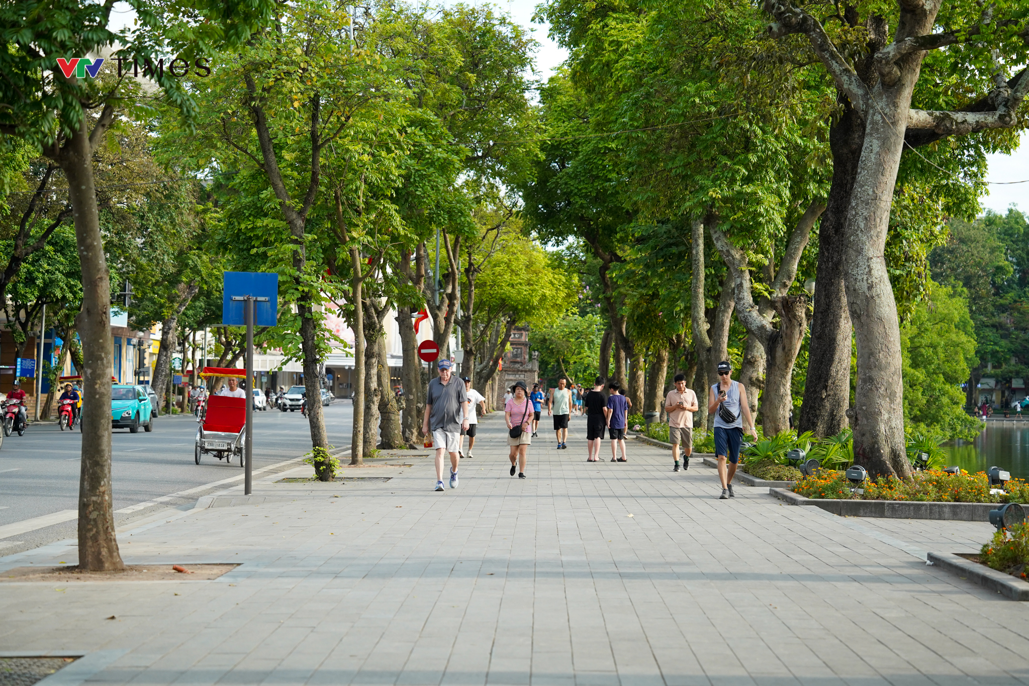 Trả lại vỉa hè cho người đi bộ: Phép thử của một đô thị văn minh - Ảnh 1.