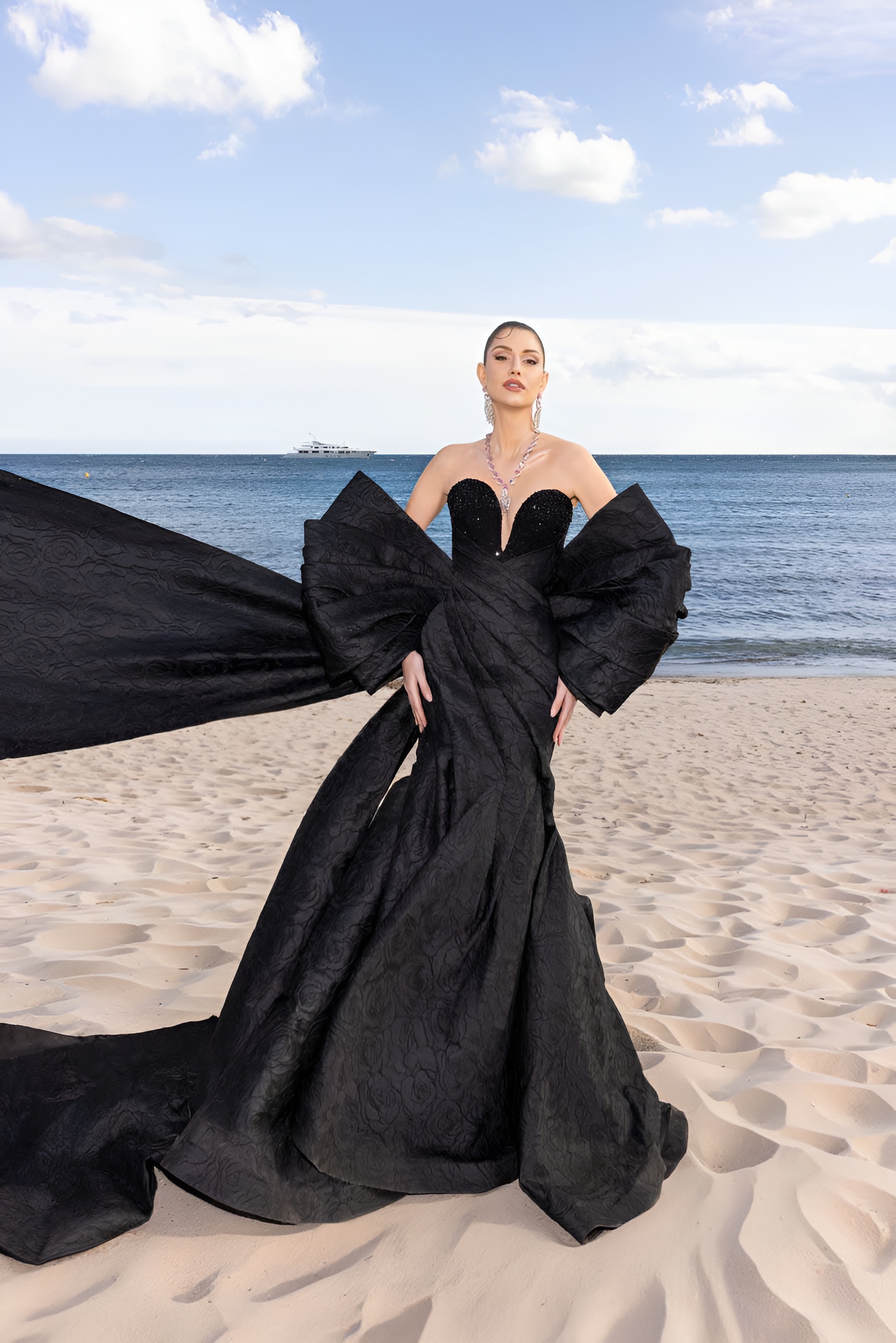 Miss Grand International Isabella Menin quyến rũ tại Cannes với thiết kế “Hoa lan đen” của Lê Thanh Hòa - Ảnh 4.