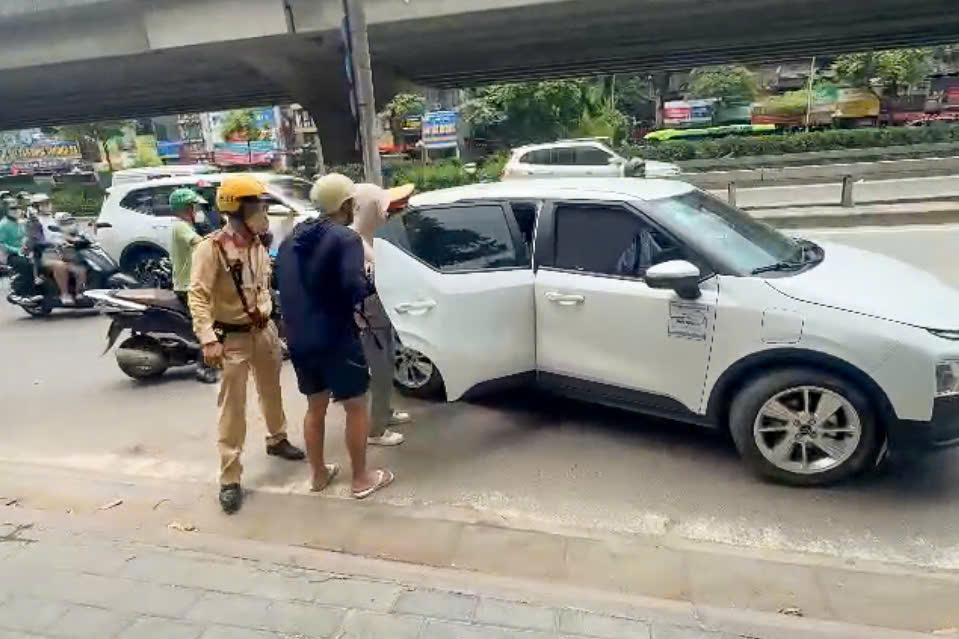 CSGT Hà Nội: Khi mỗi ca tuần tra là một việc làm nhân văn, trách nhiệm - Ảnh 1.