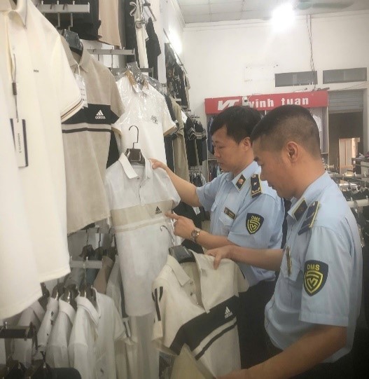 Bày bán hàng giả Adidas, hộ kinh doanh bị phạt 6 triệu đồng - Ảnh 1.