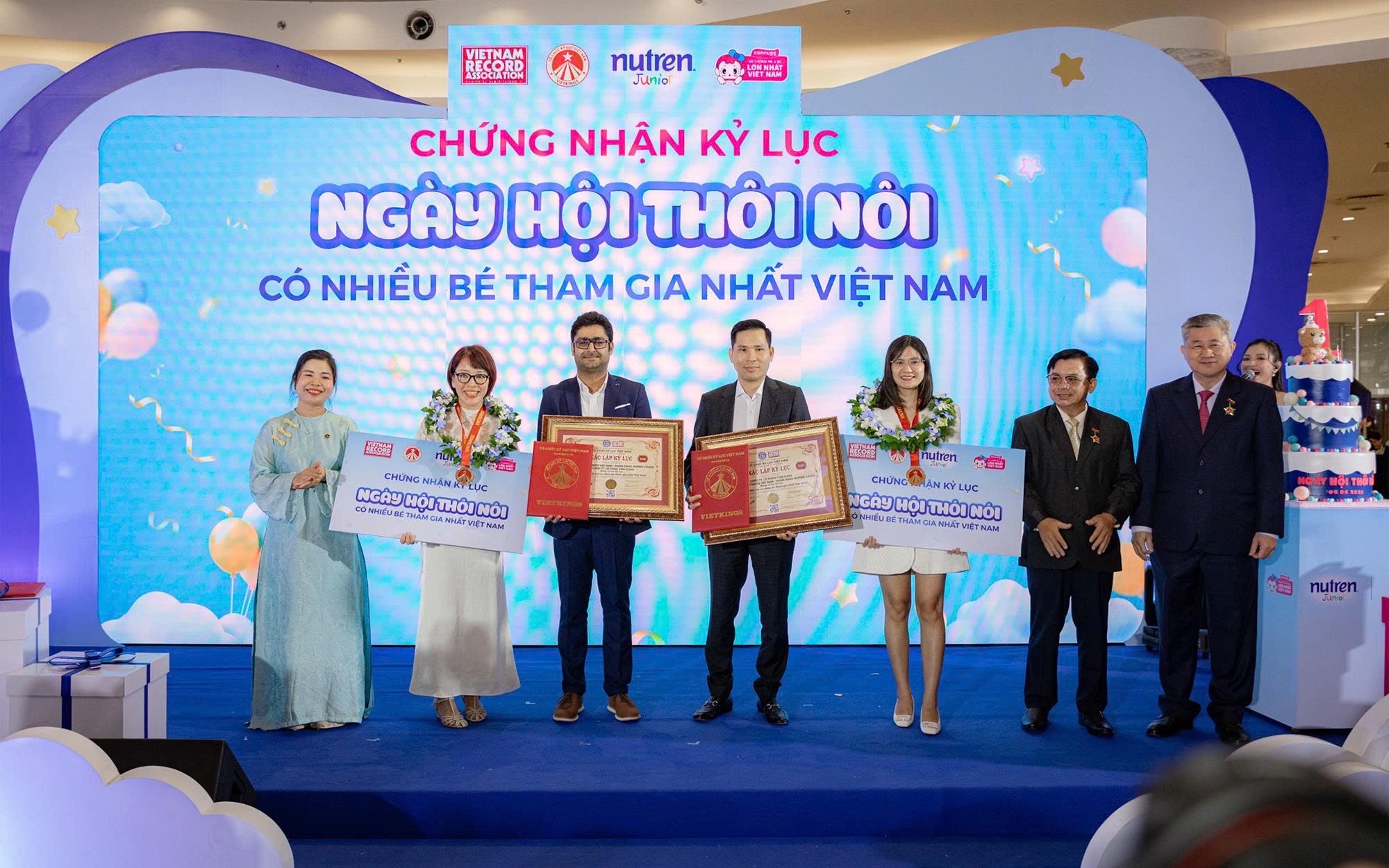 “Ngày hội thôi nôi” quy tụ hàng trăm gia đình- Ảnh 1. “Ngày hội thôi nôi” quy tụ hàng trăm gia đình- Ảnh 1.