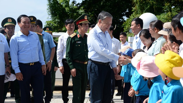 &Aacute;nh s&aacute;ng Hồ Ch&iacute; Minh soi đường cho ch&uacute;ng ta đi- Ảnh 4.