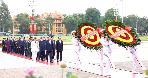 Lãnh đạo Đảng, Nhà nước vào Lăng viếng Chủ tịch Hồ Chí Minh nhân kỷ niệm 136 năm Ngày sinh của Người- Ảnh 1. Lãnh đạo Đảng, Nhà nước vào Lăng viếng Chủ tịch Hồ Chí Minh nhân kỷ niệm 136 năm Ngày sinh của Người- Ảnh 1.