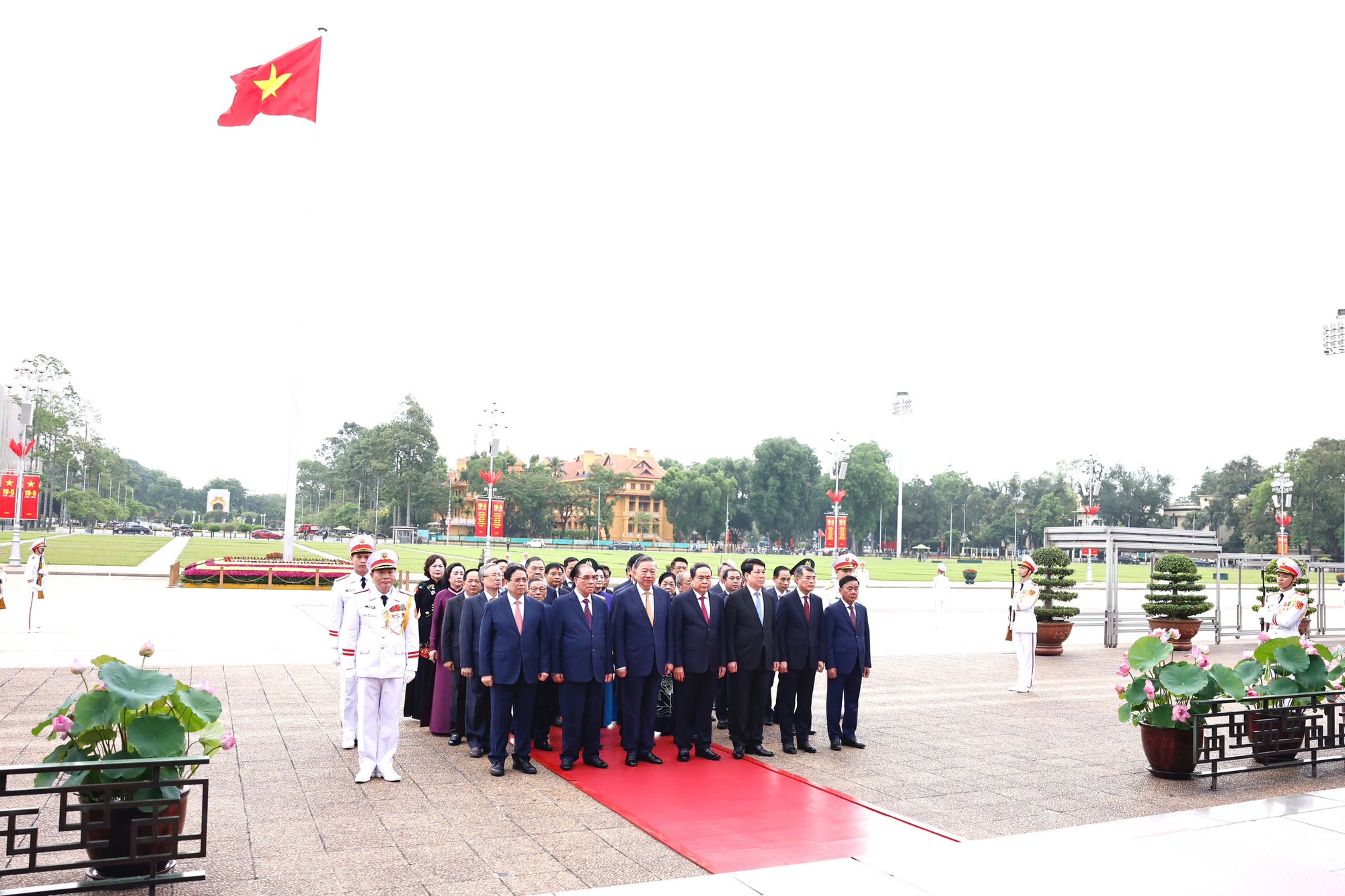 L&atilde;nh đạo Đảng, Nh&agrave; nước v&agrave;o Lăng viếng Chủ tịch Hồ Ch&iacute; Minh- Ảnh 1.