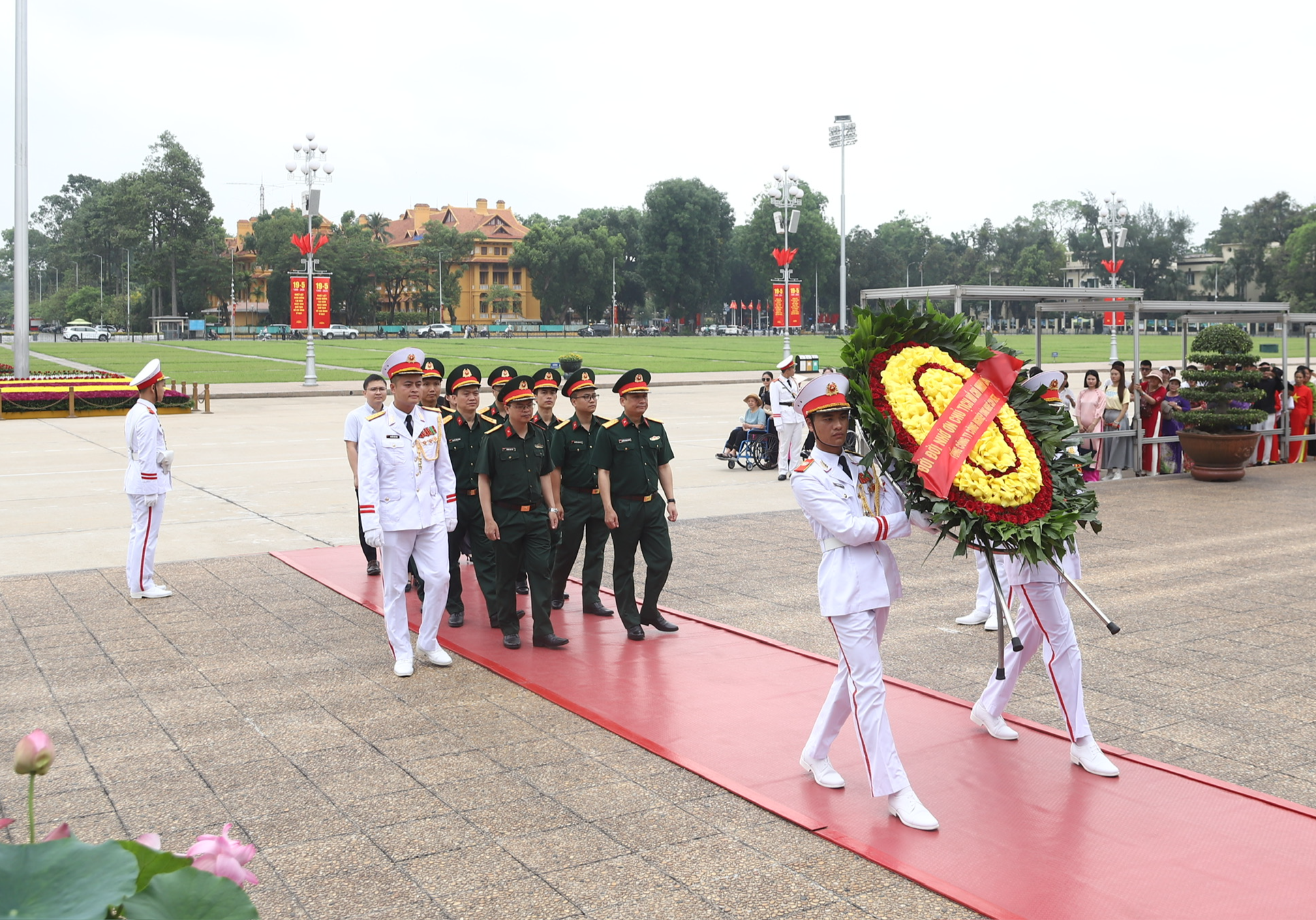 Dòng người kính cẩn vào Lăng viếng Bác dịp 19/5 - Ảnh 7.