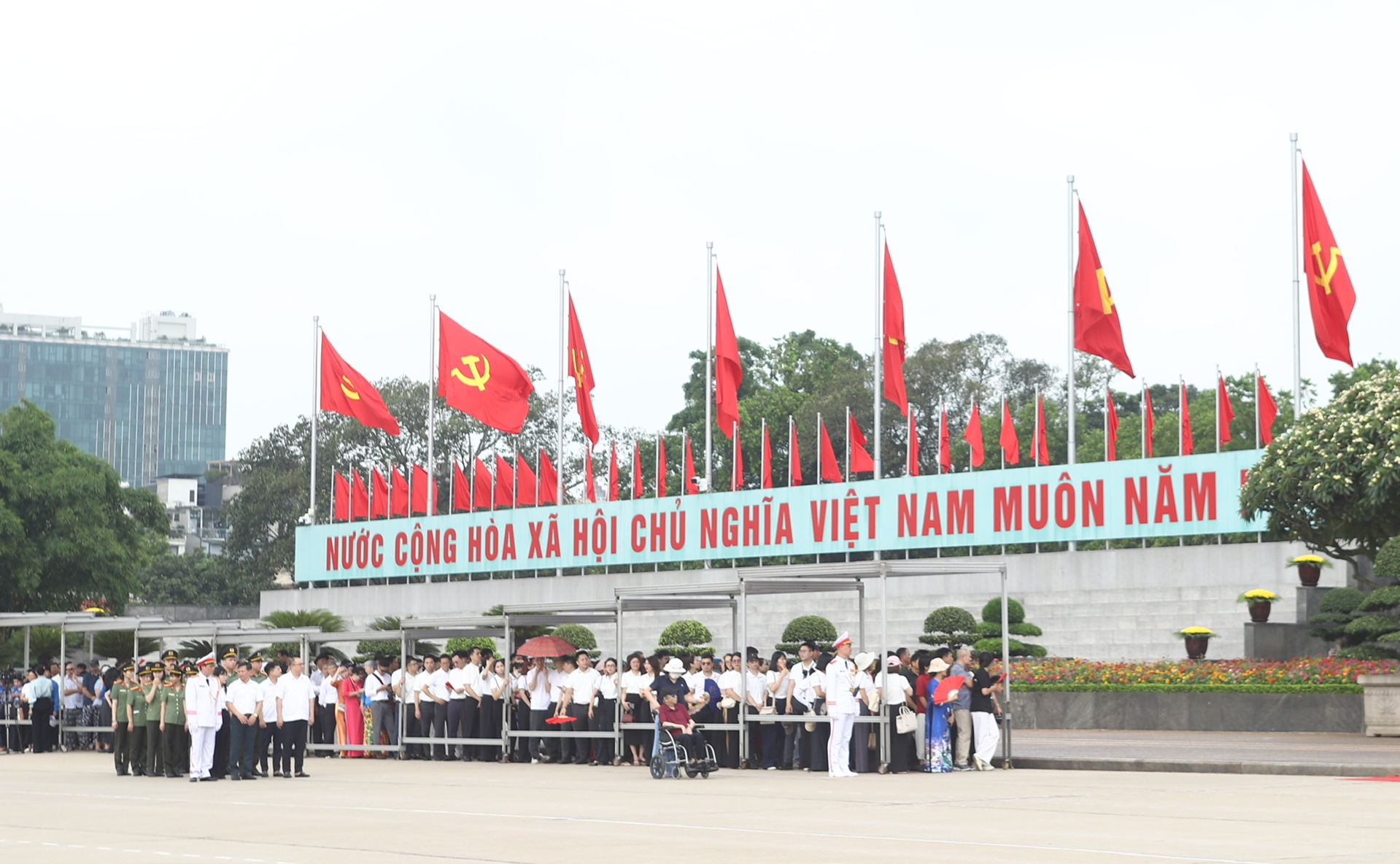 Dòng người kính cẩn vào Lăng viếng Bác dịp 19/5 - Ảnh 2.