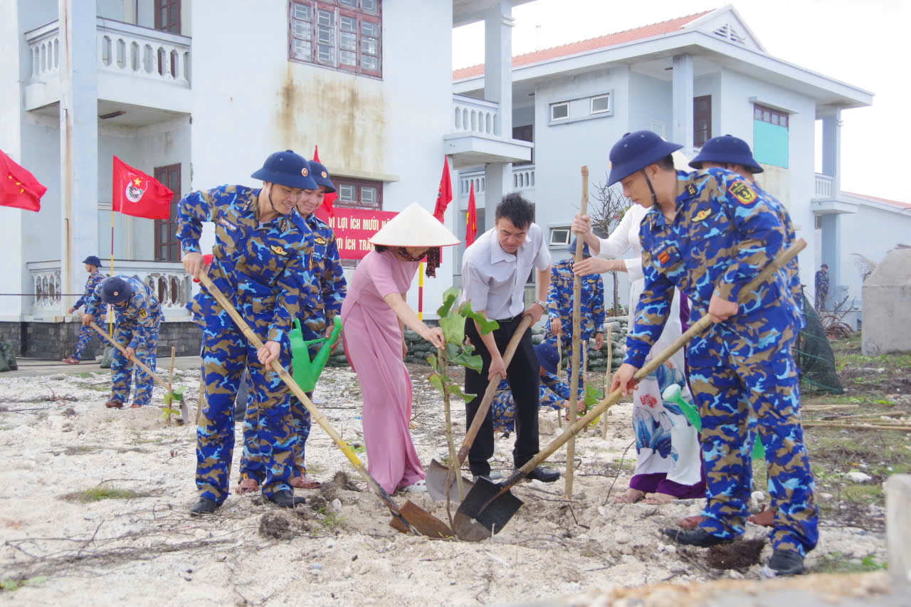 Phủ xanh Trường Sa: Cán bộ, chiến sĩ Lữ đoàn 146 ra quân ngày sinh nhật Bác - Ảnh 5.