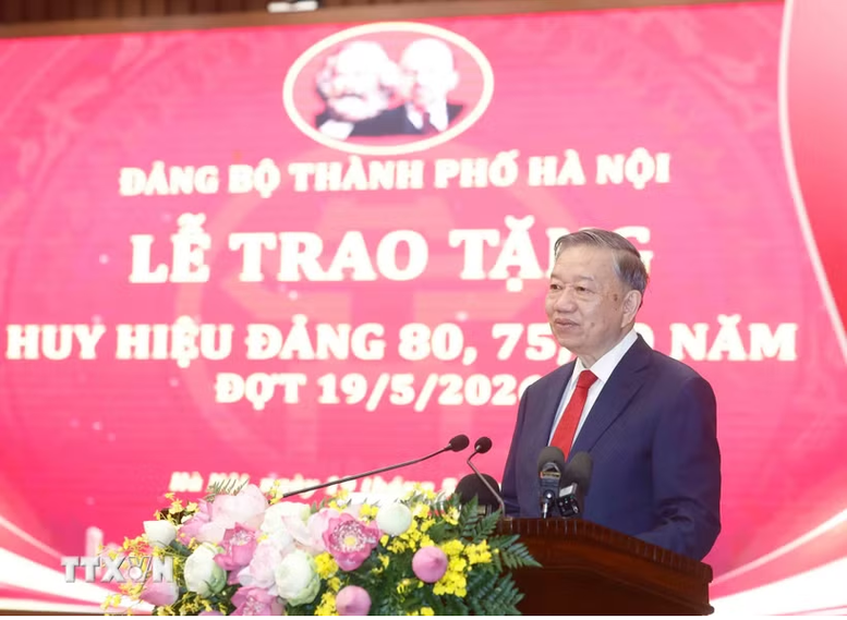 Tổng B&iacute; thư, Chủ tịch nước dự Lễ trao tặng Huy hiệu Đảng cho đảng vi&ecirc;n l&atilde;o th&agrave;nh của Đảng bộ H&agrave; Nội - Ảnh 1.