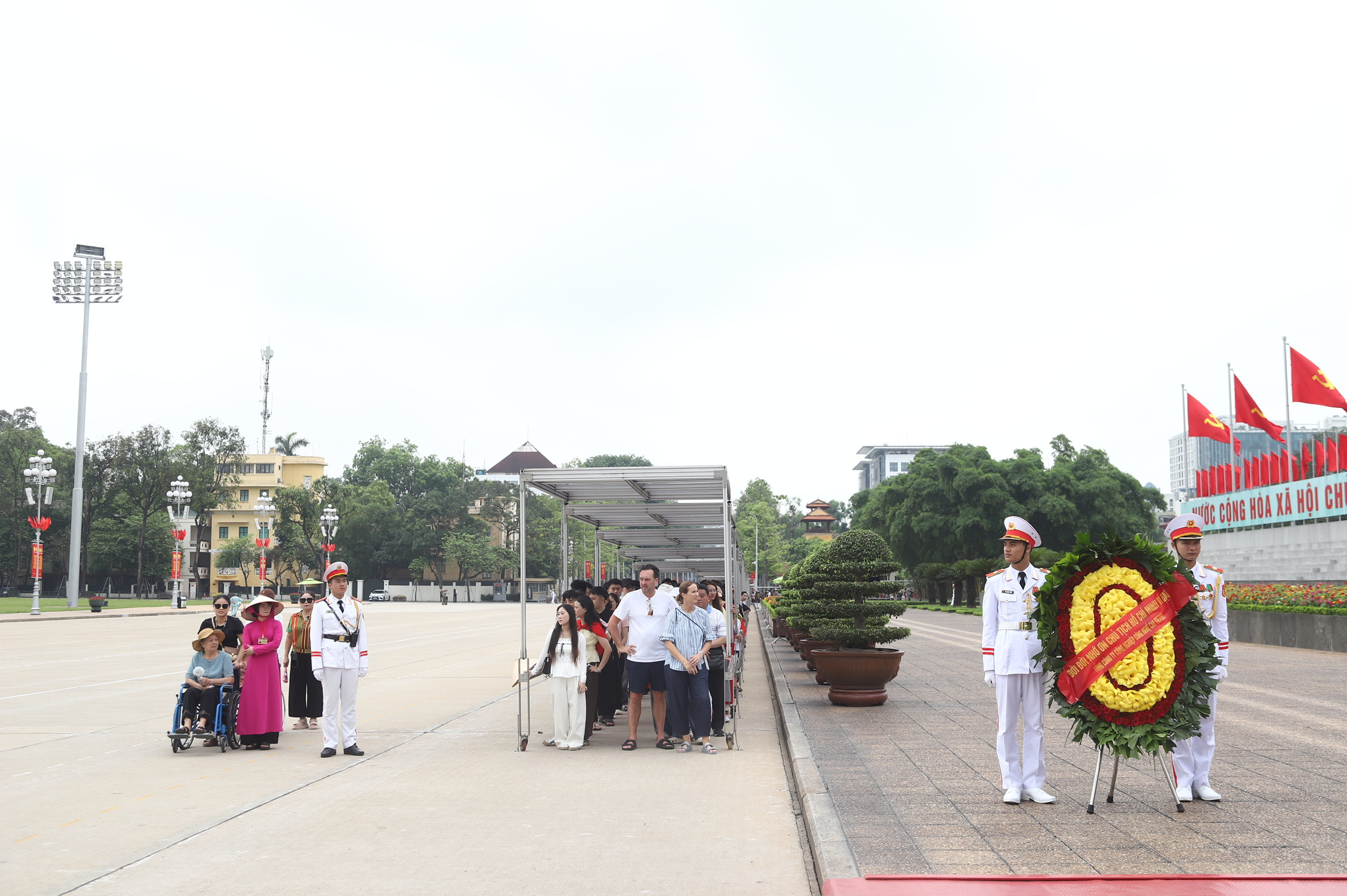 Dòng người kính cẩn vào Lăng viếng Bác dịp 19/5 - Ảnh 4.