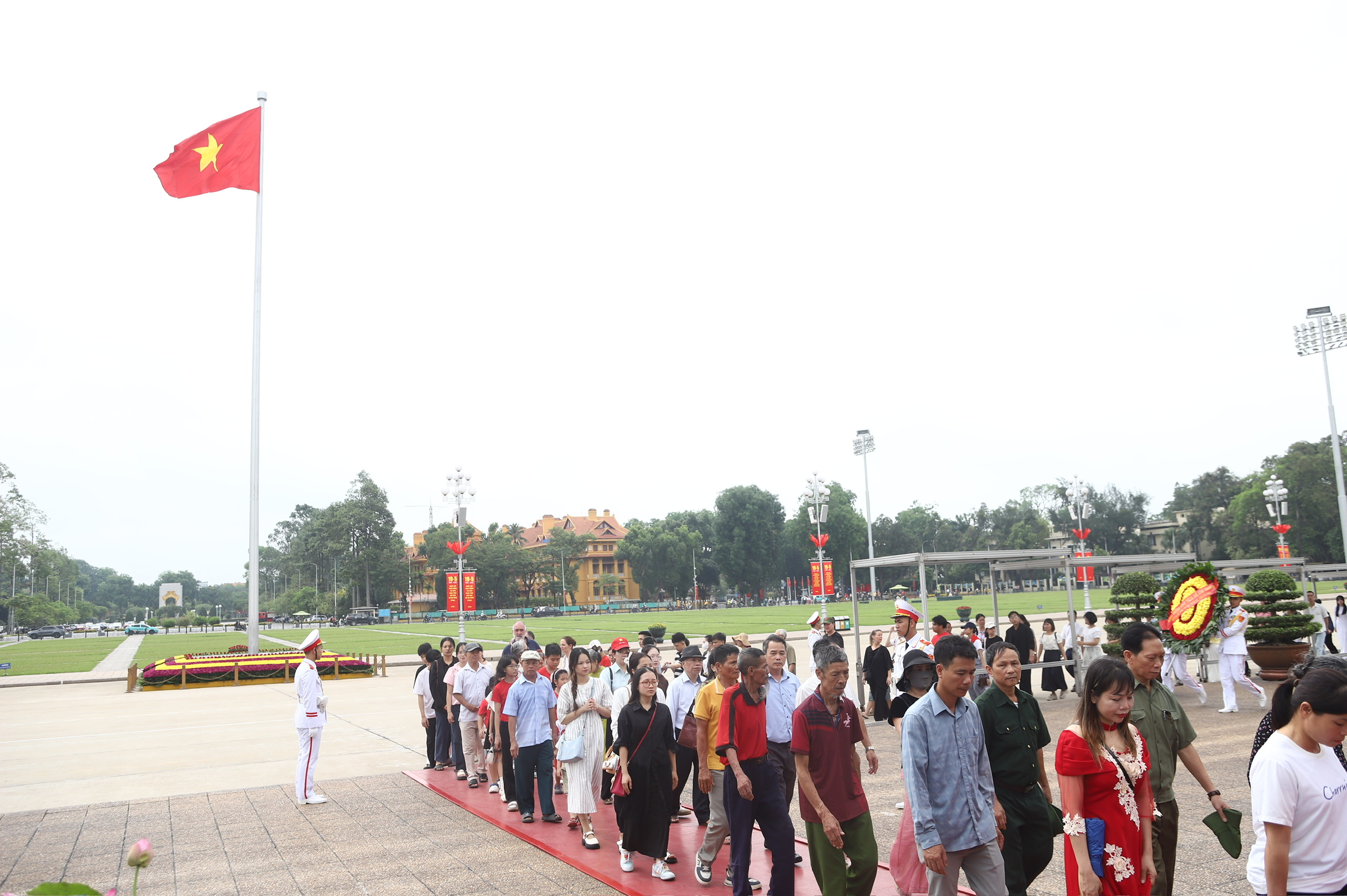 Dòng người kính cẩn vào Lăng viếng Bác dịp 19/5 - Ảnh 3.