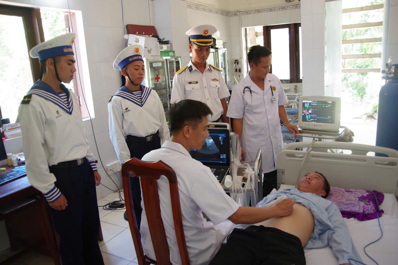 Trung tâm y tế Trường Sa tiếp nhận, điều trị ngư dân bị viêm loét dạ dày - Ảnh 1.