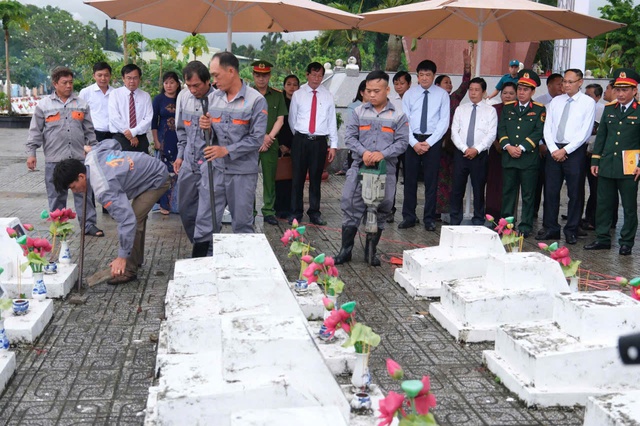 An Giang: Lấy mẫu sinh phẩm hài cốt liệt sỹ chưa xác định danh tính - Ảnh 1.
