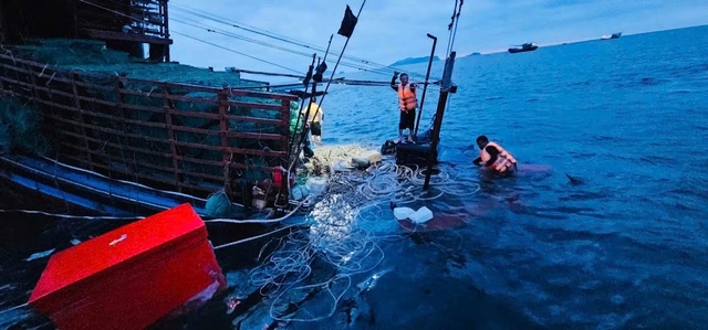 Cứu hộ 8 ngư dân gặp nạn trên vùng biển Cô Tô, Quảng Ninh - Ảnh 1.