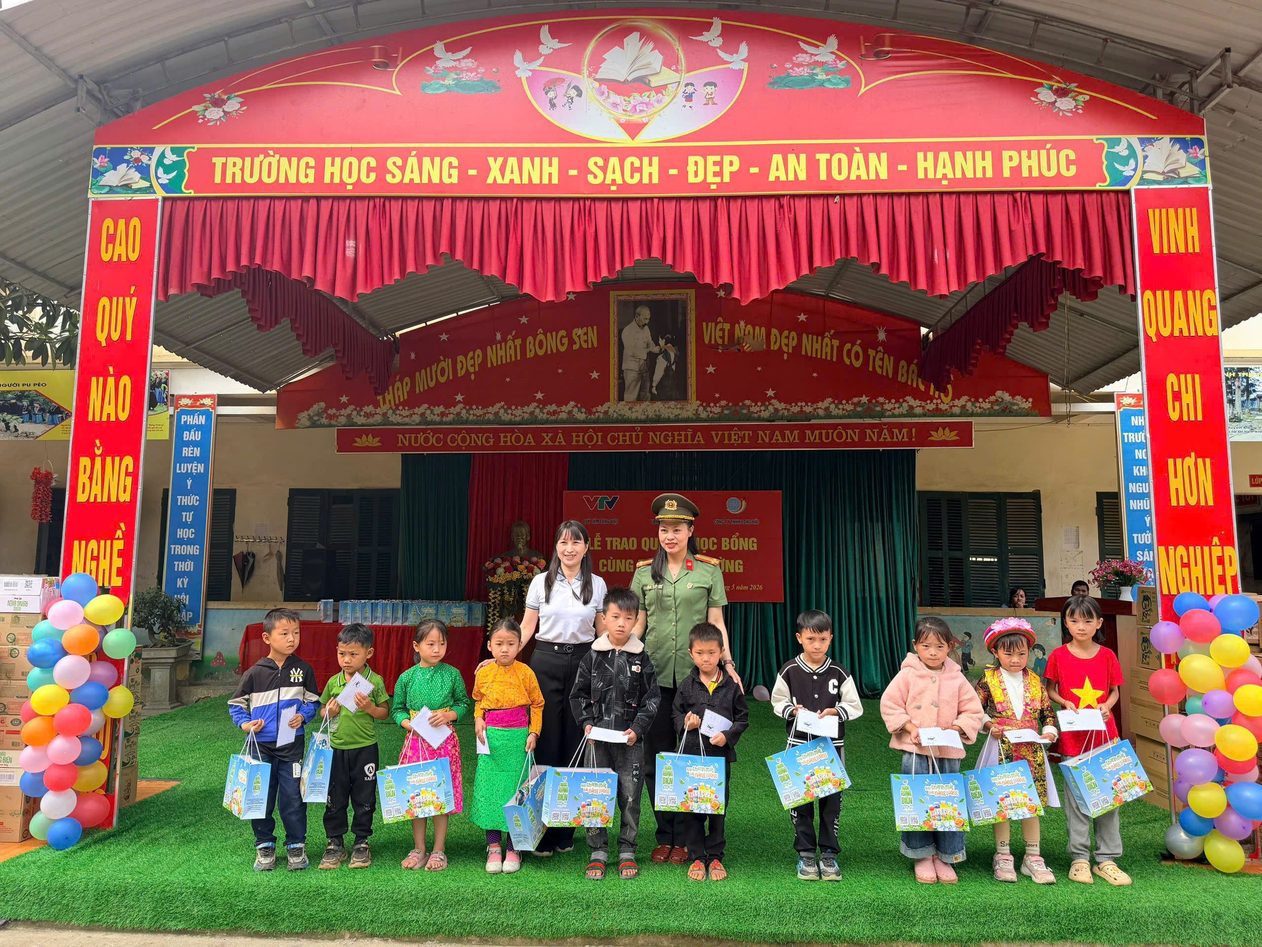 Quỹ Tấm lòng Việt trao học bổng cho 30 học sinh vượt khó tại Tuyên Quang- Ảnh 10. Quỹ Tấm lòng Việt trao học bổng cho 30 học sinh vượt khó tại Tuyên Quang- Ảnh 10.