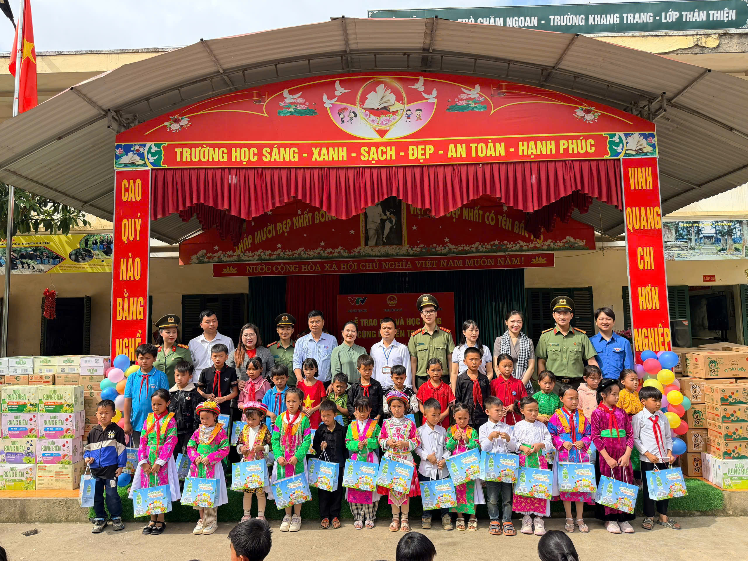 Quỹ Tấm lòng Việt trao học bổng cho 30 học sinh vượt khó tại Tuyên Quang- Ảnh 9. Quỹ Tấm lòng Việt trao học bổng cho 30 học sinh vượt khó tại Tuyên Quang- Ảnh 9.