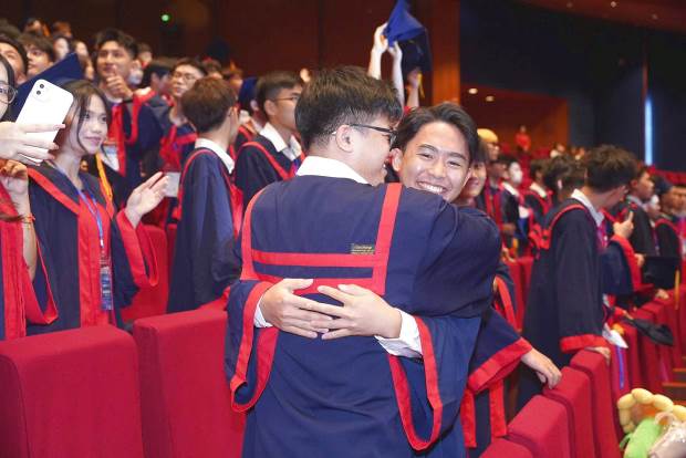 Không chỉ trao bằng tốt nghiệp, FPT Polytechnic tạo nên “ngày hội bước tới tương lai” cho hàng nghìn sinh viên- Ảnh 9. Không chỉ trao bằng tốt nghiệp, FPT Polytechnic tạo nên “ngày hội bước tới tương lai” cho hàng nghìn sinh viên- Ảnh 9.