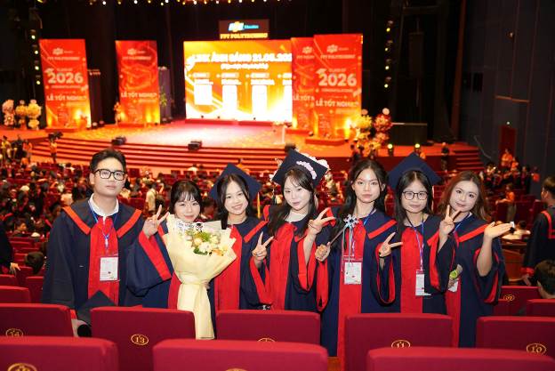 Không chỉ trao bằng tốt nghiệp, FPT Polytechnic tạo nên “ngày hội bước tới tương lai” cho hàng nghìn sinh viên- Ảnh 10. Không chỉ trao bằng tốt nghiệp, FPT Polytechnic tạo nên “ngày hội bước tới tương lai” cho hàng nghìn sinh viên- Ảnh 10.